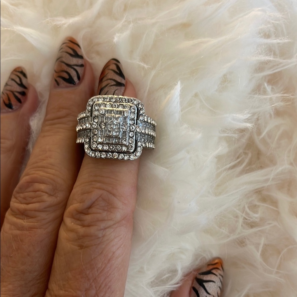 Elegant Silver Square-Cut Ring size 7. NWOT